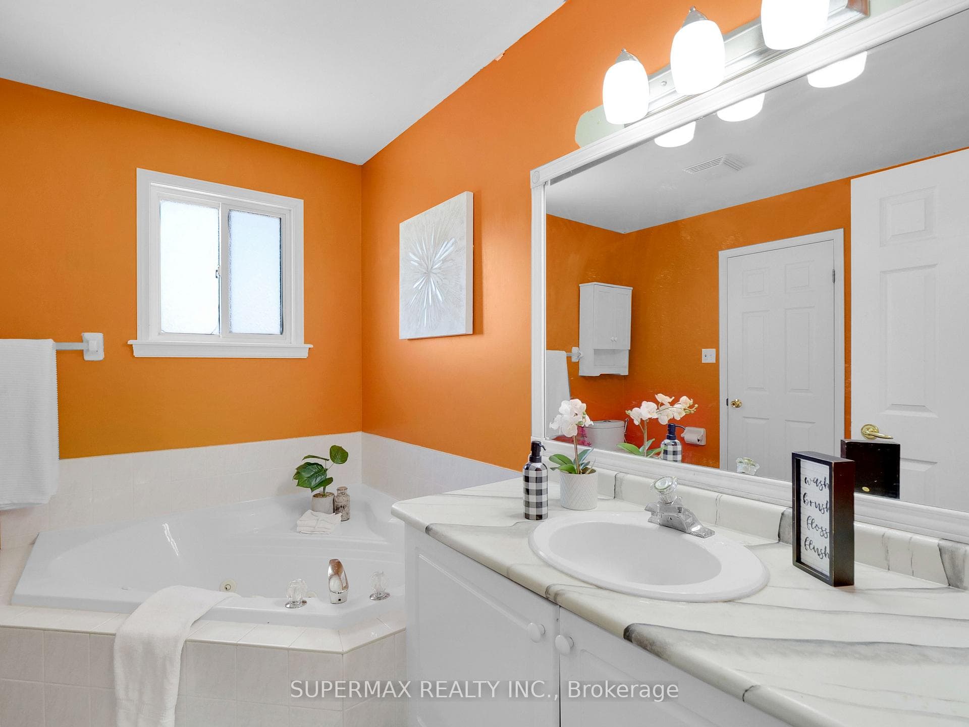526 Talltree Crescent photo 12