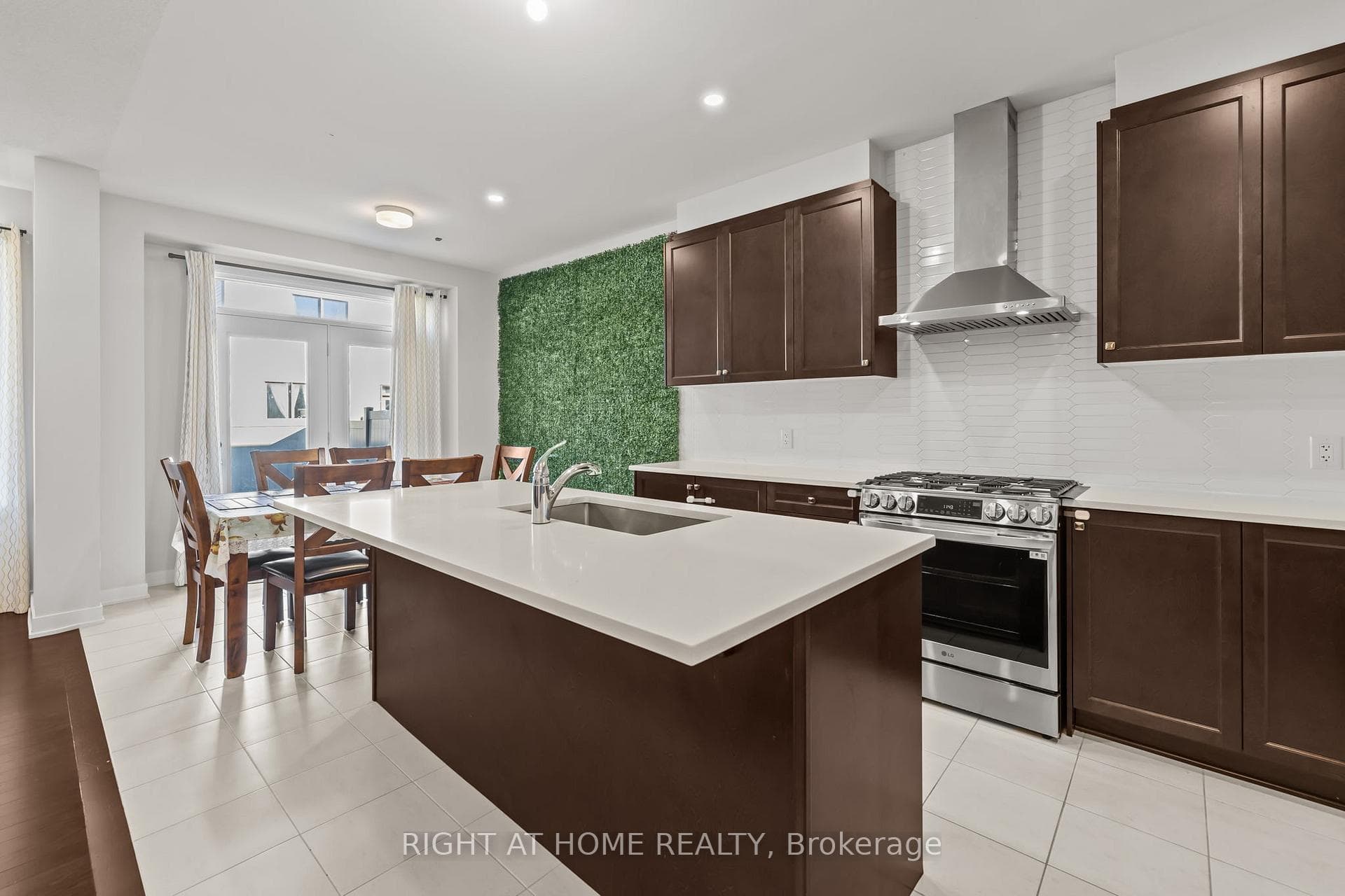 837 Derren Avenue photo 14