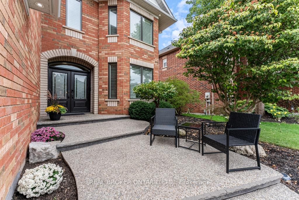 2576 Armour Crescent photo 3