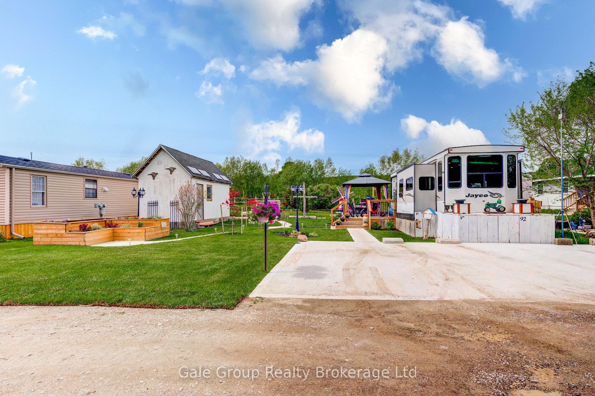 495856 10th Line Unit 92 photo 30