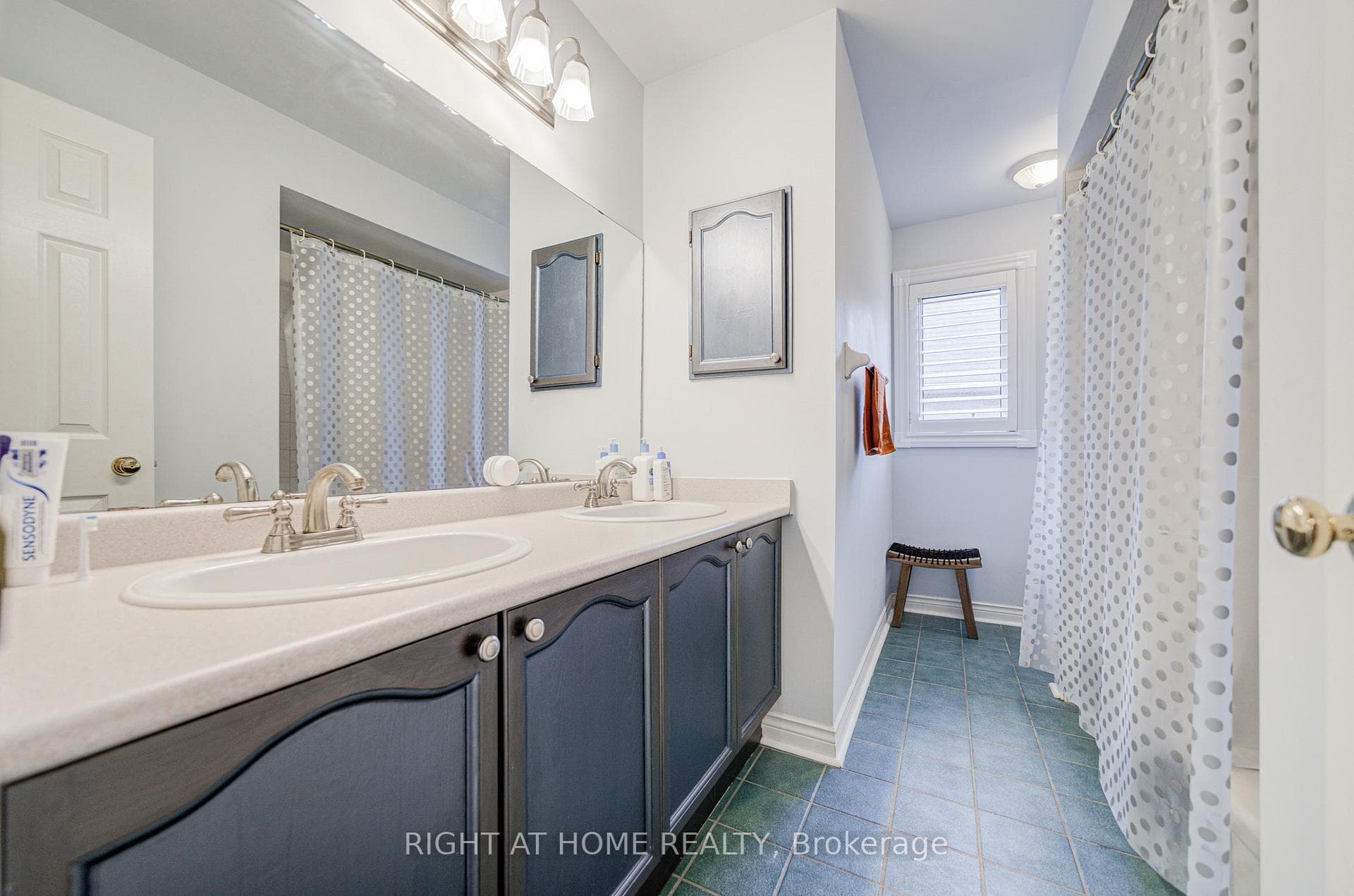 128 Carlyle Crescent photo 43