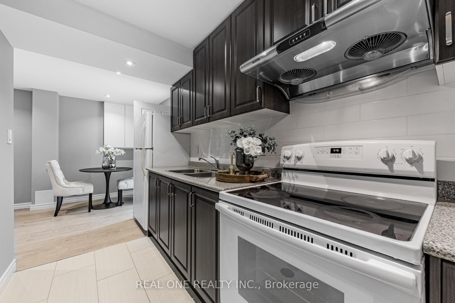 32 Belinda Square photo 33