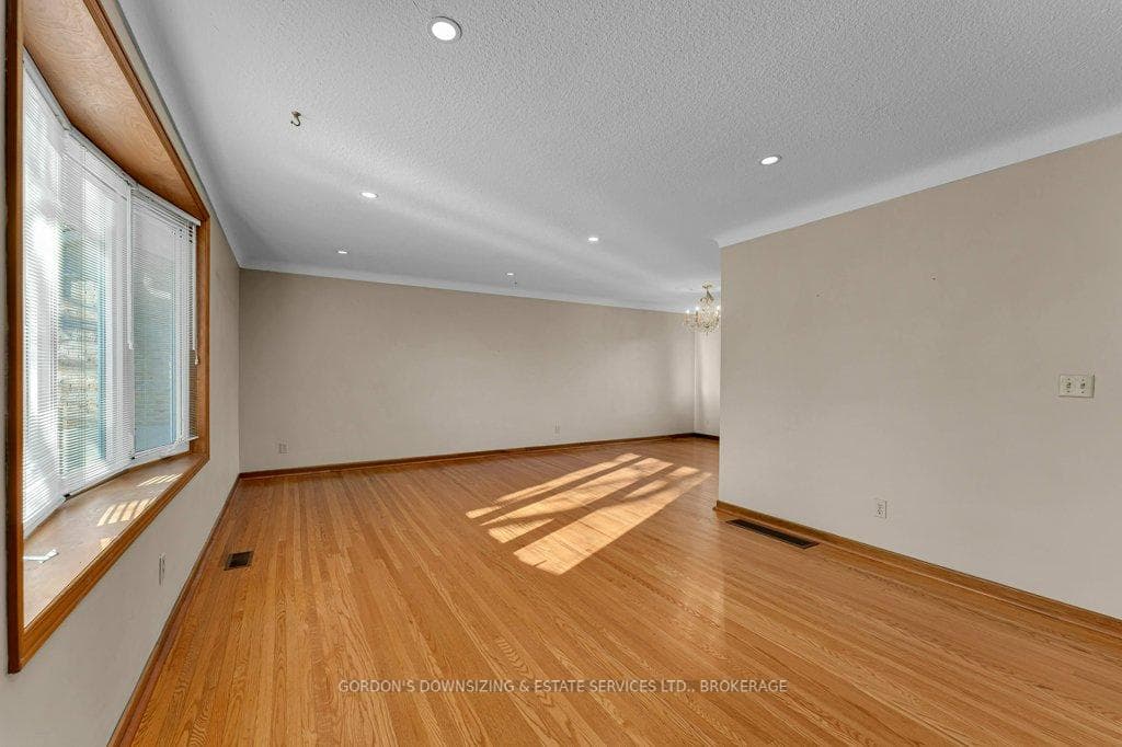987 Mayfair Crescent photo 6