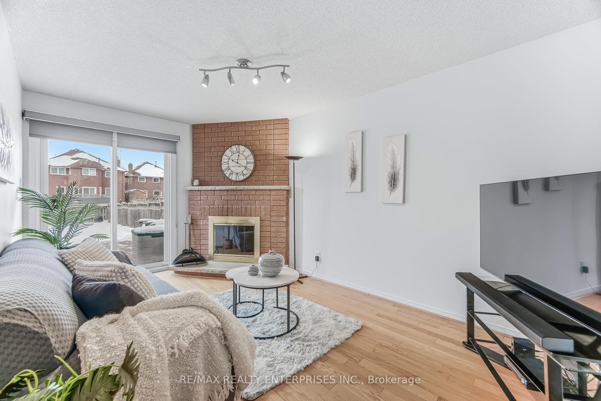 407 Wendron Crescent photo 11