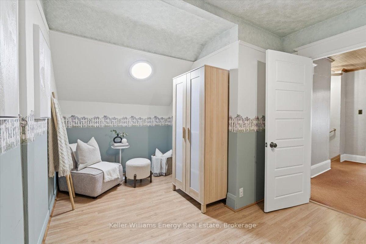 482 Simcoe Street photo 17
