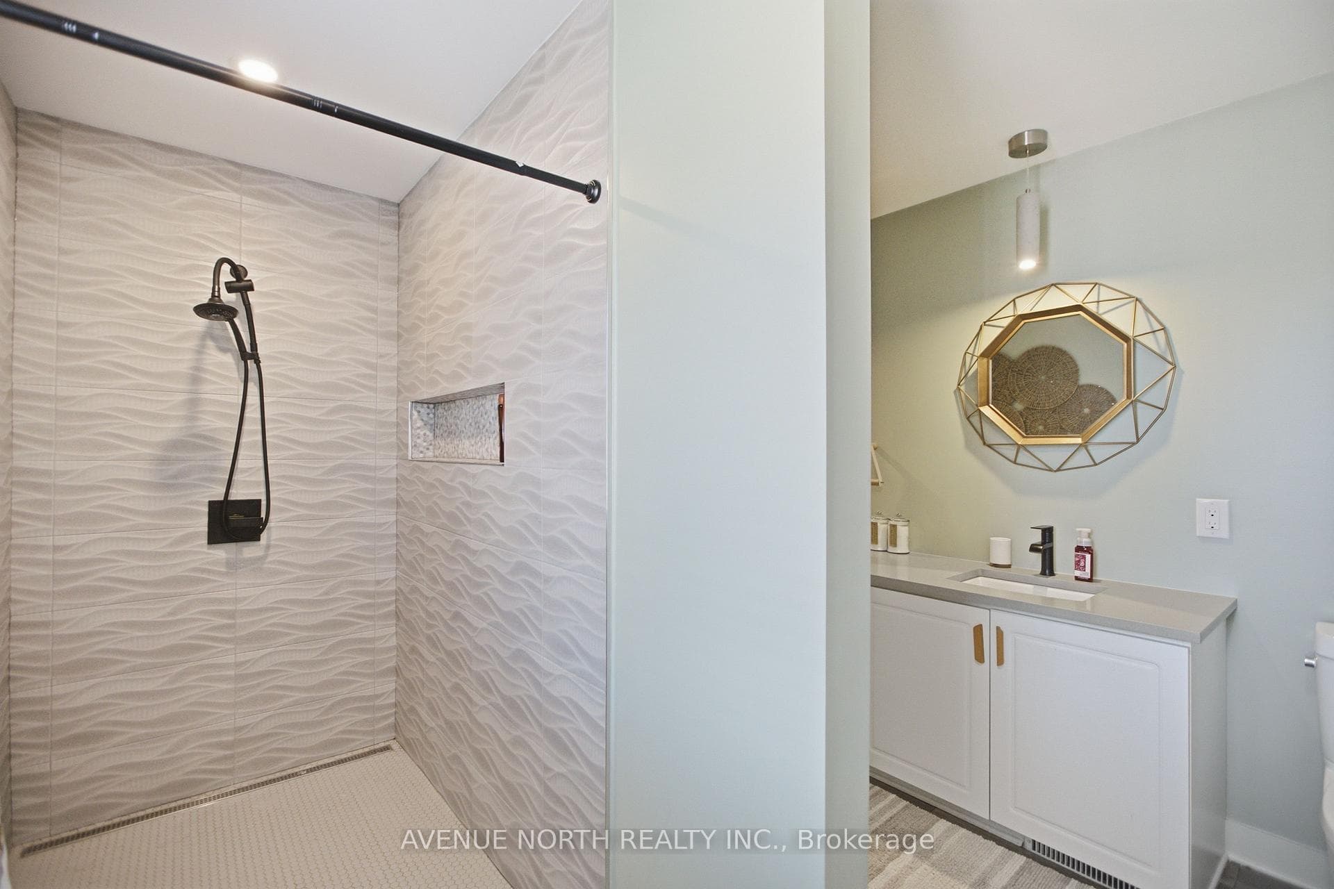556 Mazari Crescent photo 24