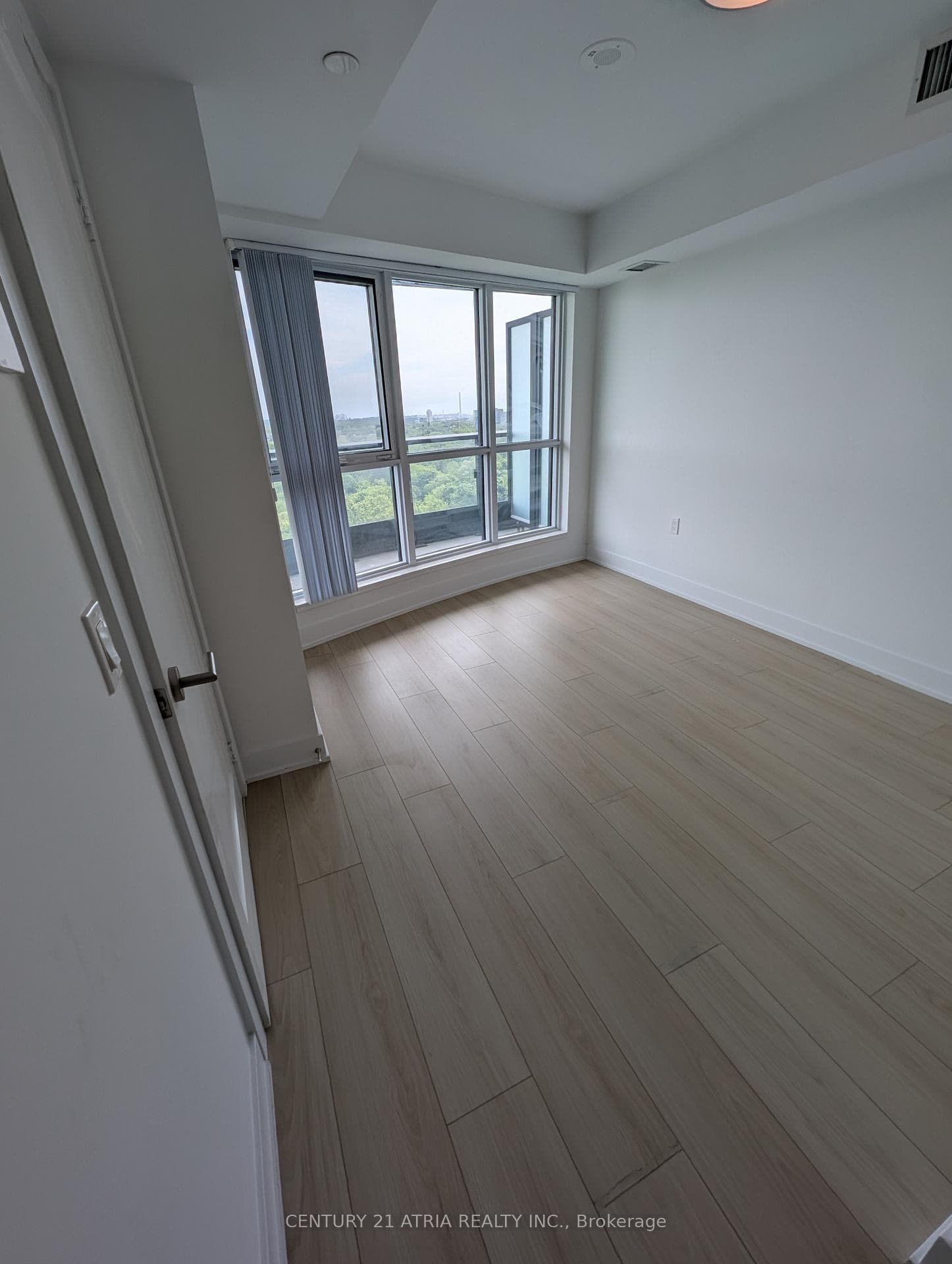 585 Bloor Street Unit 1517 photo 5