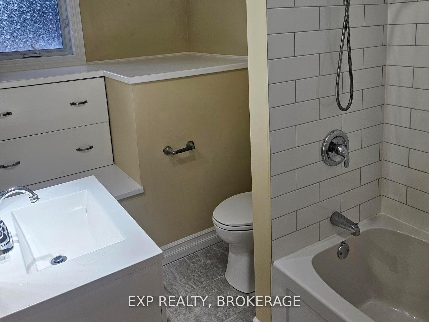 300 HERBERT Street photo 18