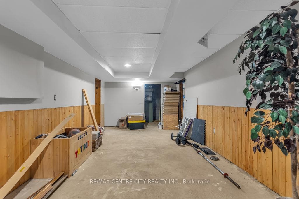 303 Simcoe Street photo 25