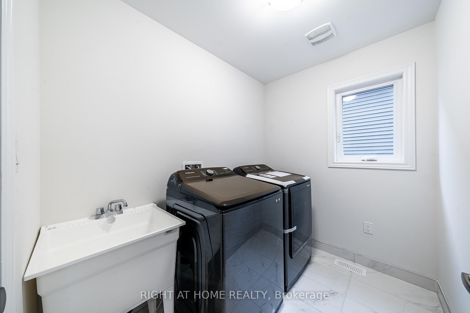 126 Ice Palace Crescent photo 34