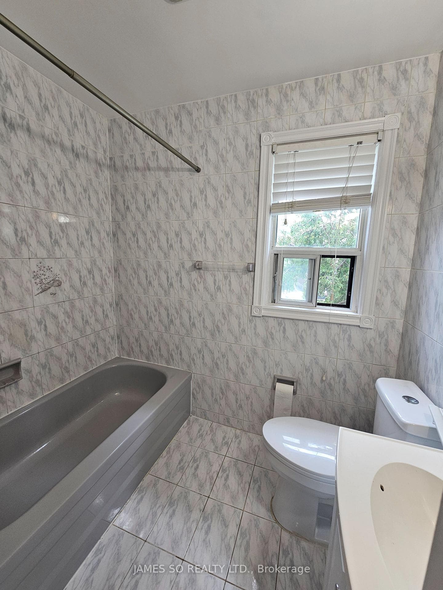 1070 Greenwood Avenue photo 11