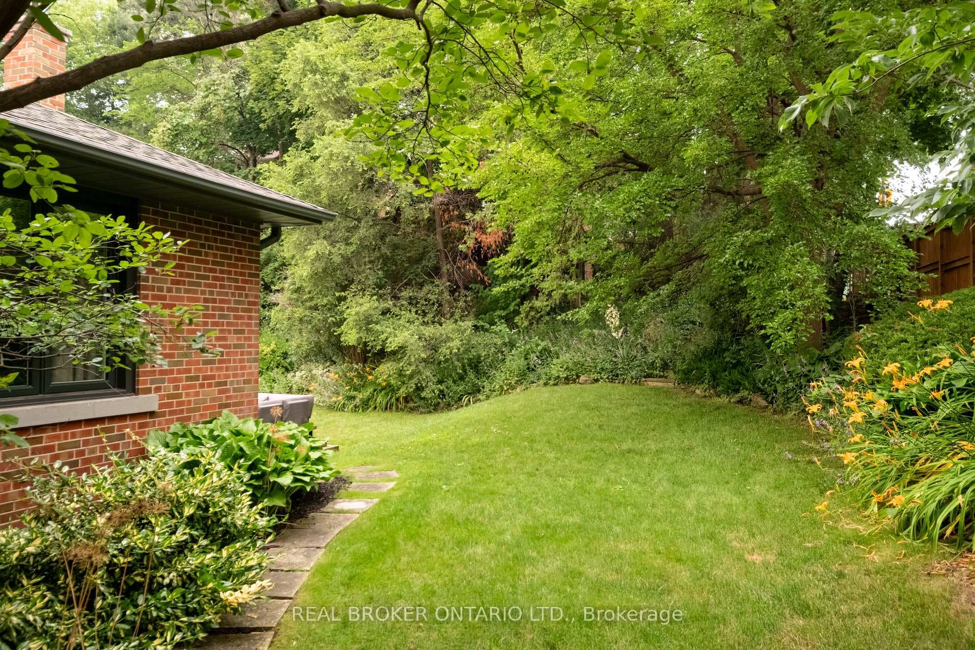147 Thompson Avenue photo 38