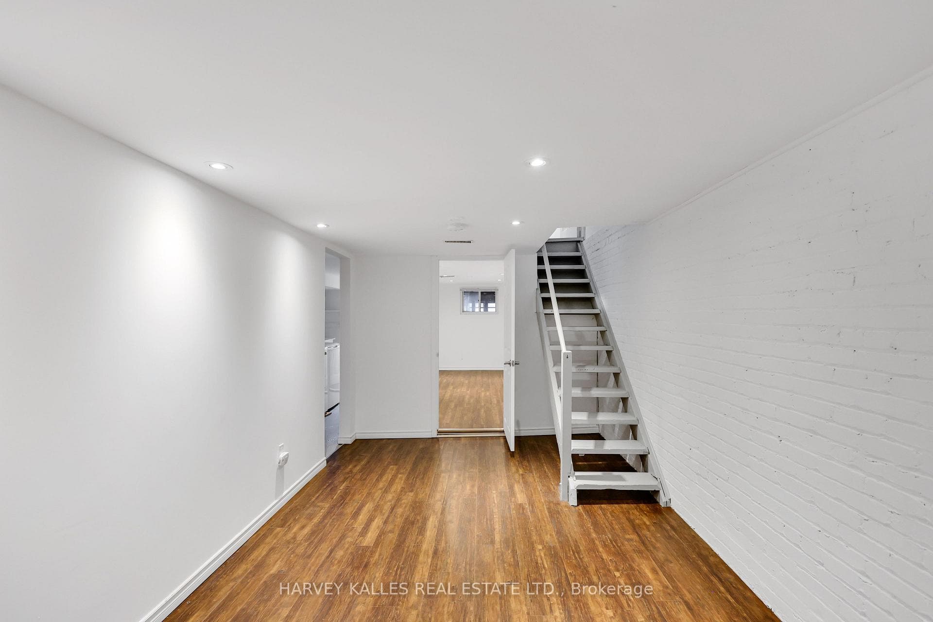 318 Forman Avenue photo 39