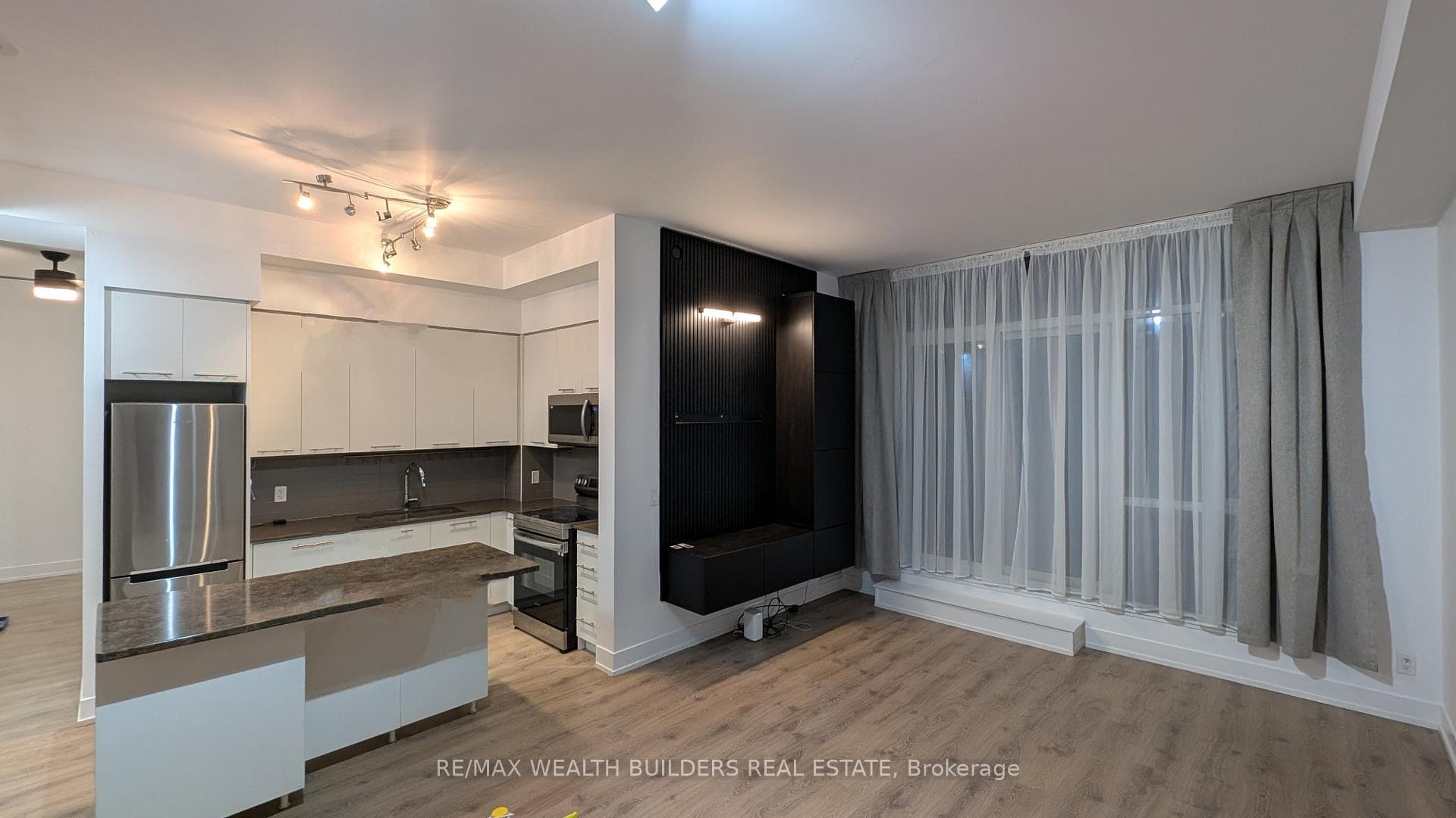 9471 Yonge Street Unit 213 photo 3