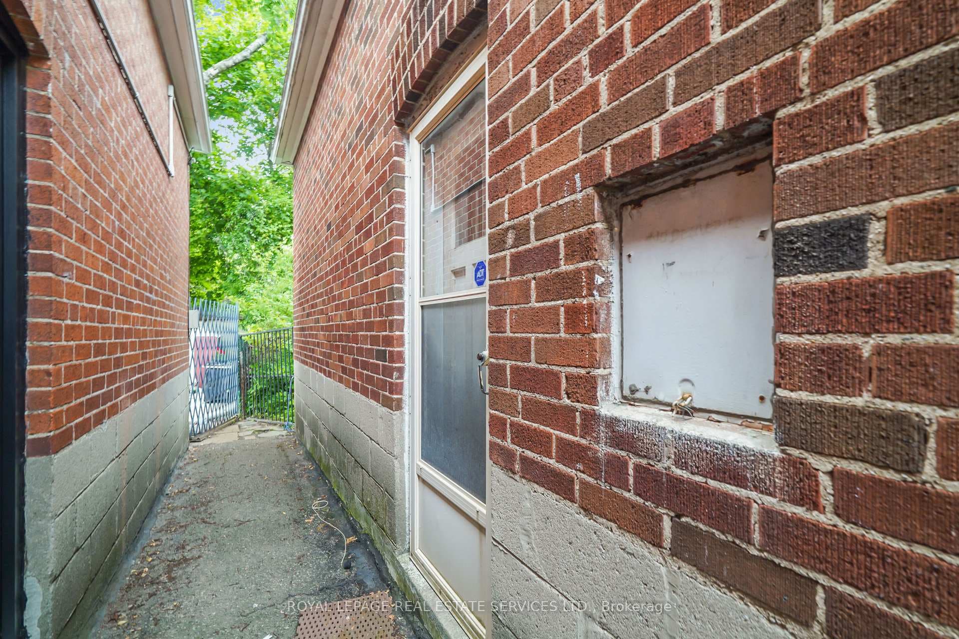 326 Lawrence Avenue photo 24