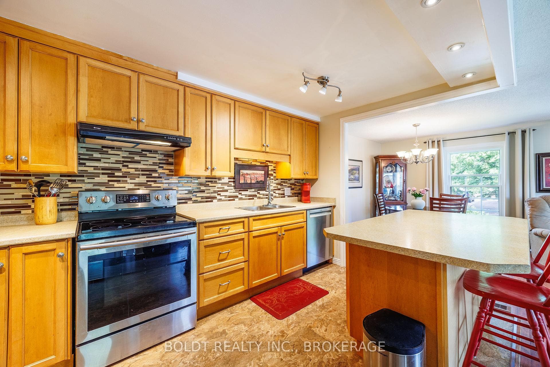 77 Elma Street photo 11