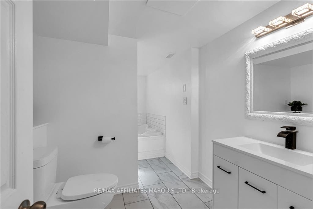1103 QUEEN Street photo 23