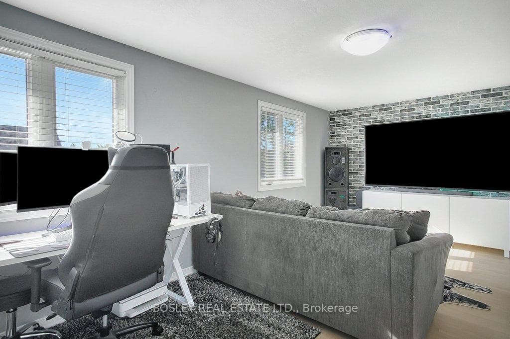 88 Stanley Avenue photo 9