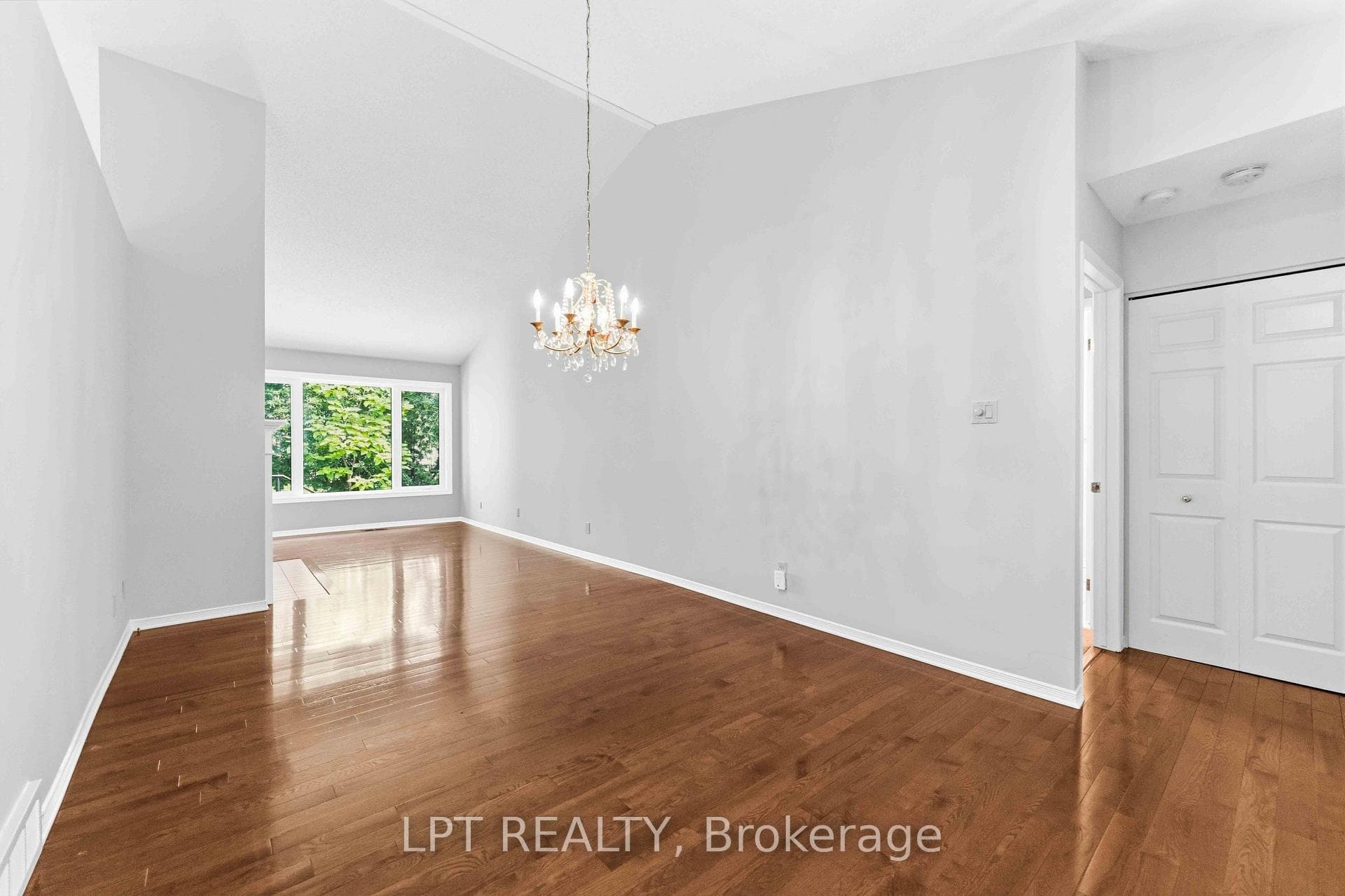 24 Grand Cedar Court Unit 40 photo 4