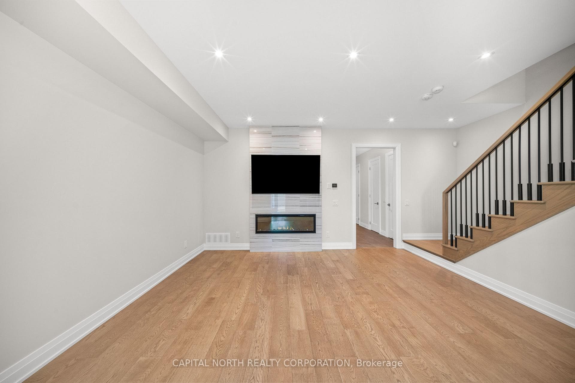 152 Adario Crescent photo 7
