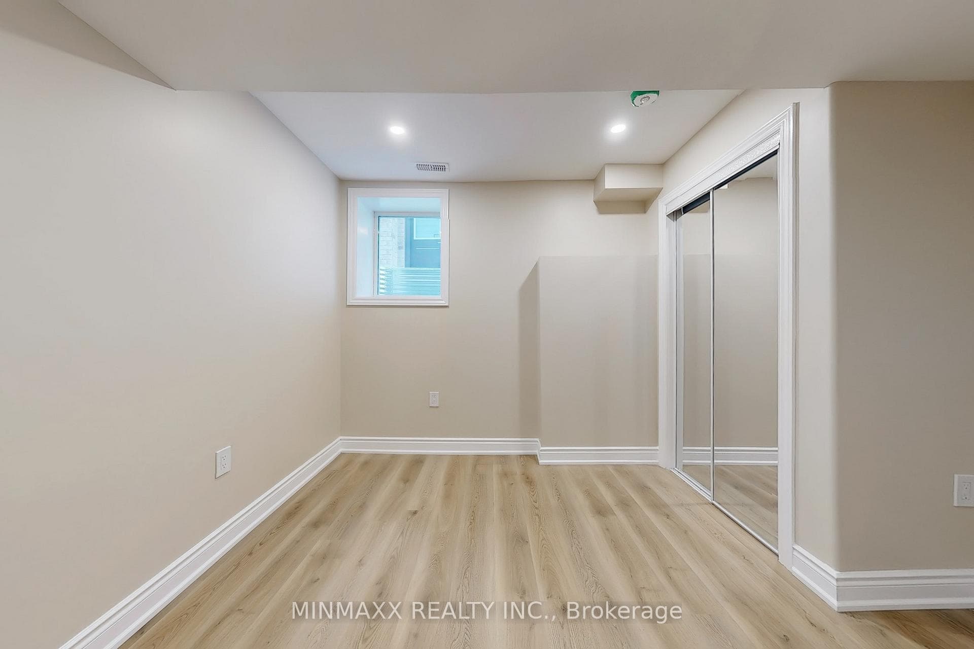 465 Thornborrow (2-Bed Walkout Bsmt Apt) Court photo 19