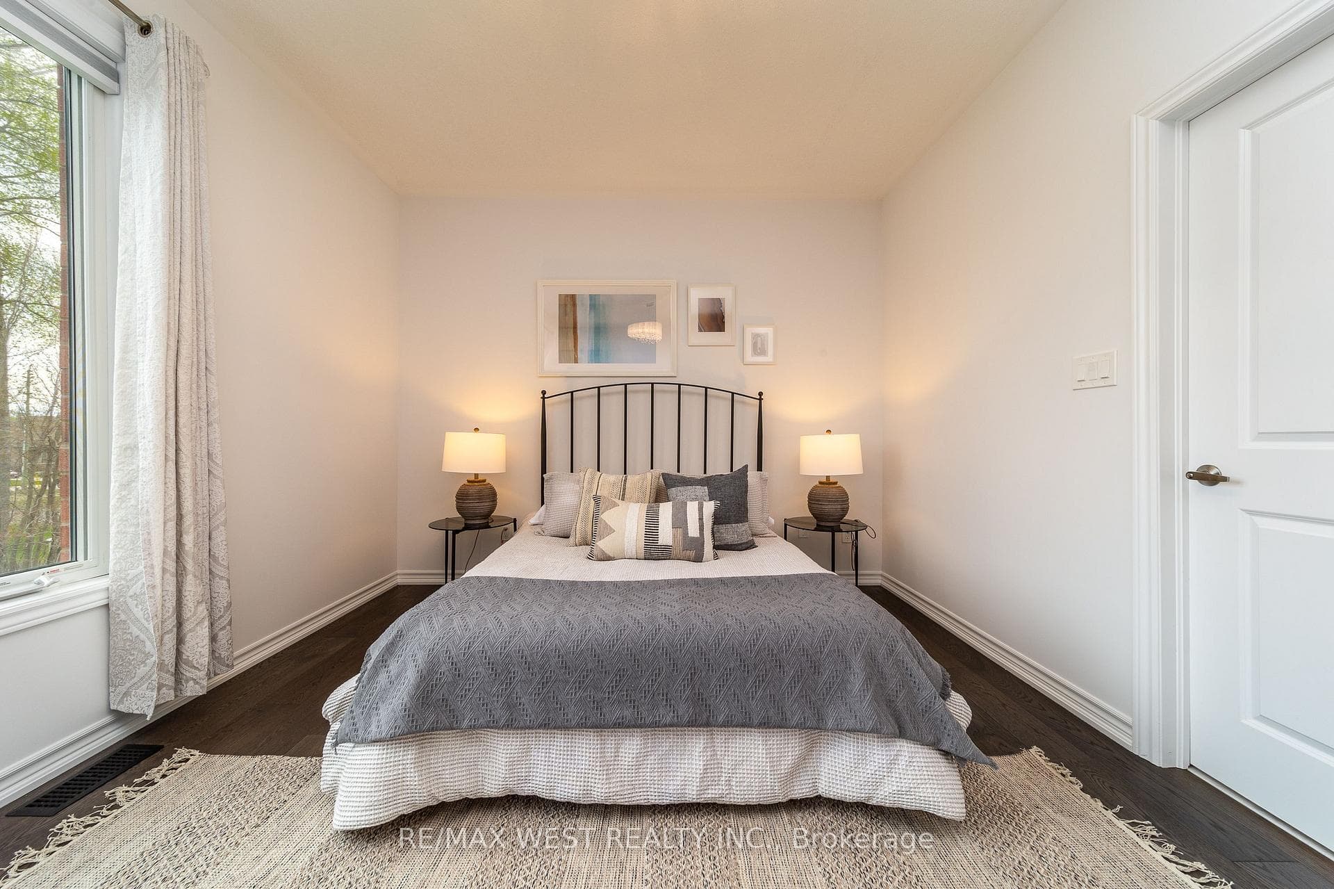 Large Primary Bedroom W/Ensuite & Walk in Closet