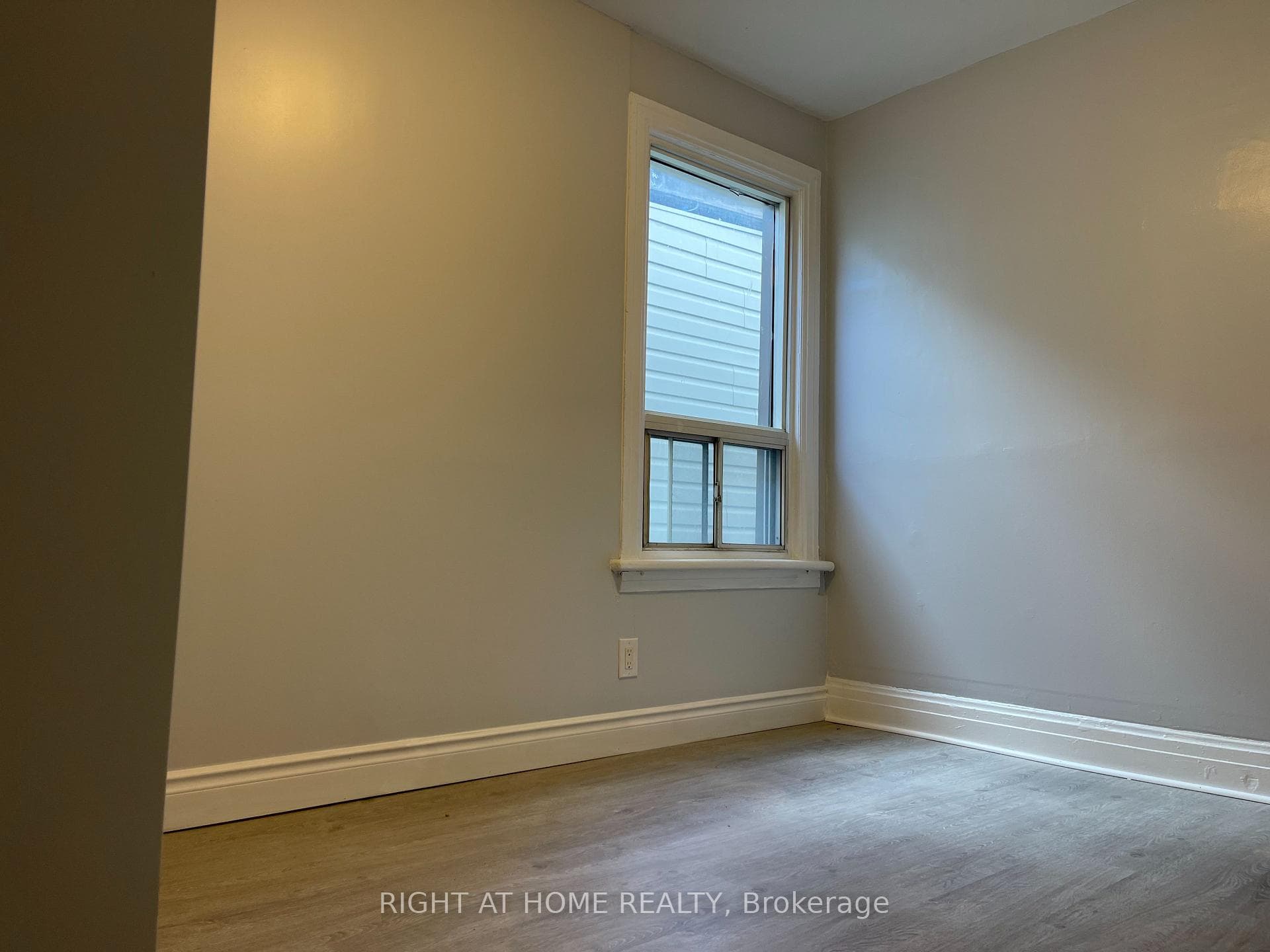 815 Pape Avenue Unit Upper photo 8