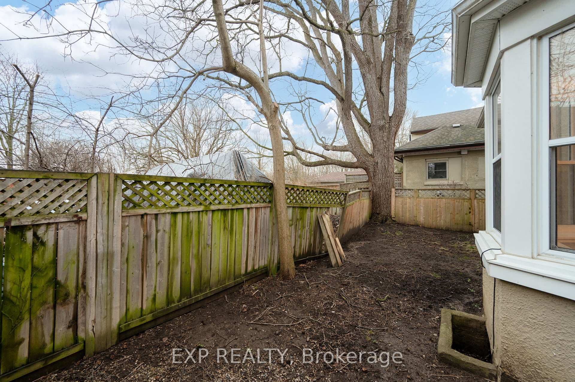 1 ERIE Avenue photo 2