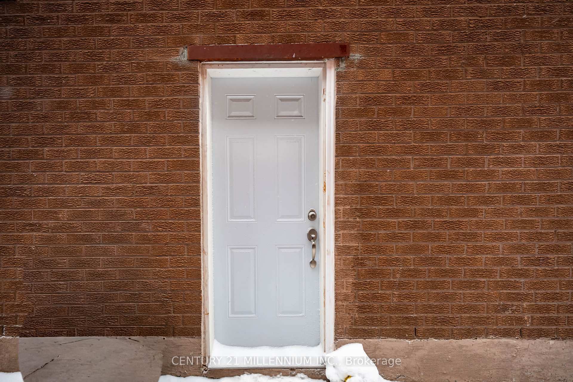 321 Howard Crescent photo 3