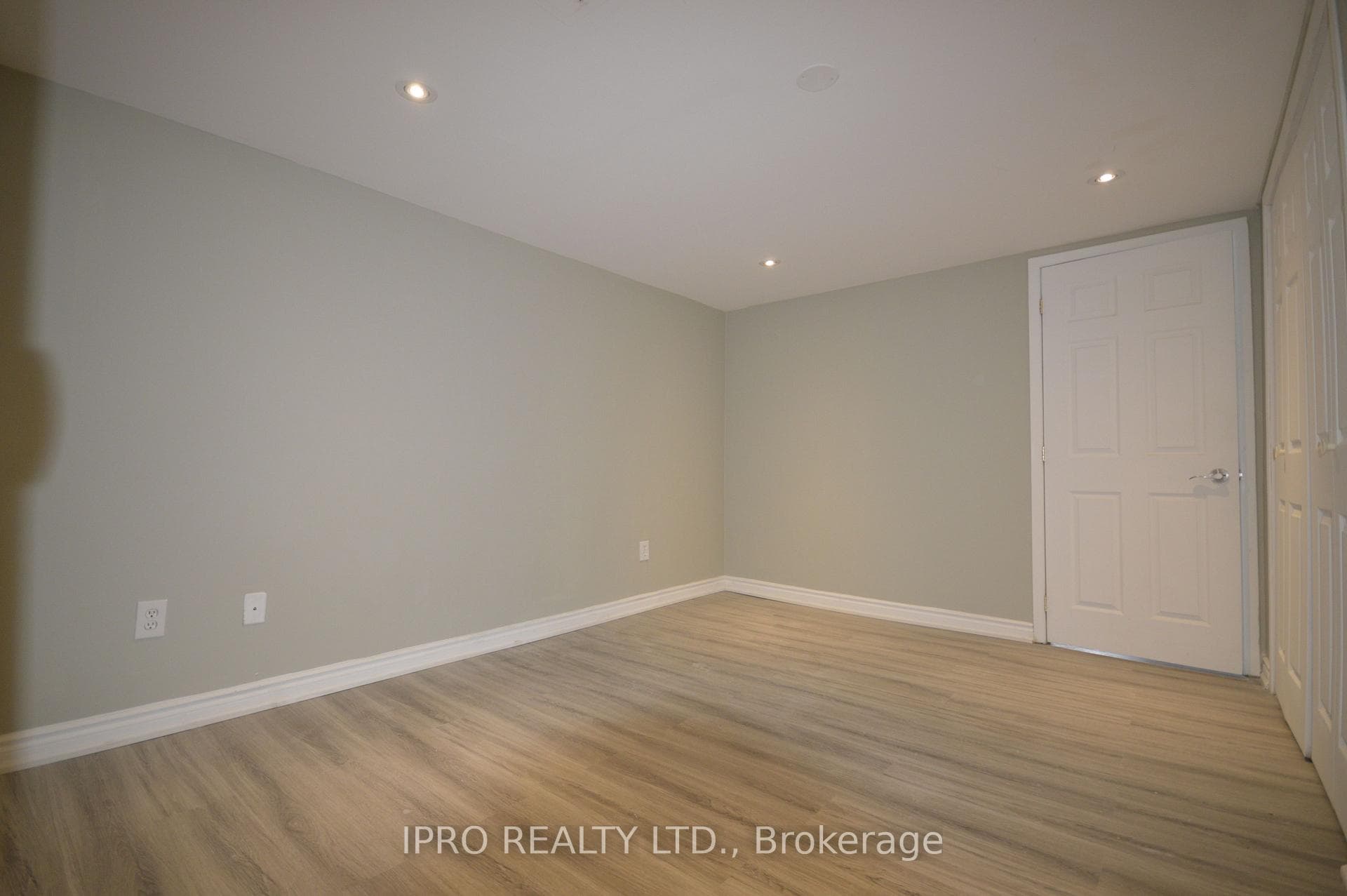 23 Bairstow Crescent Unit Basement photo 2