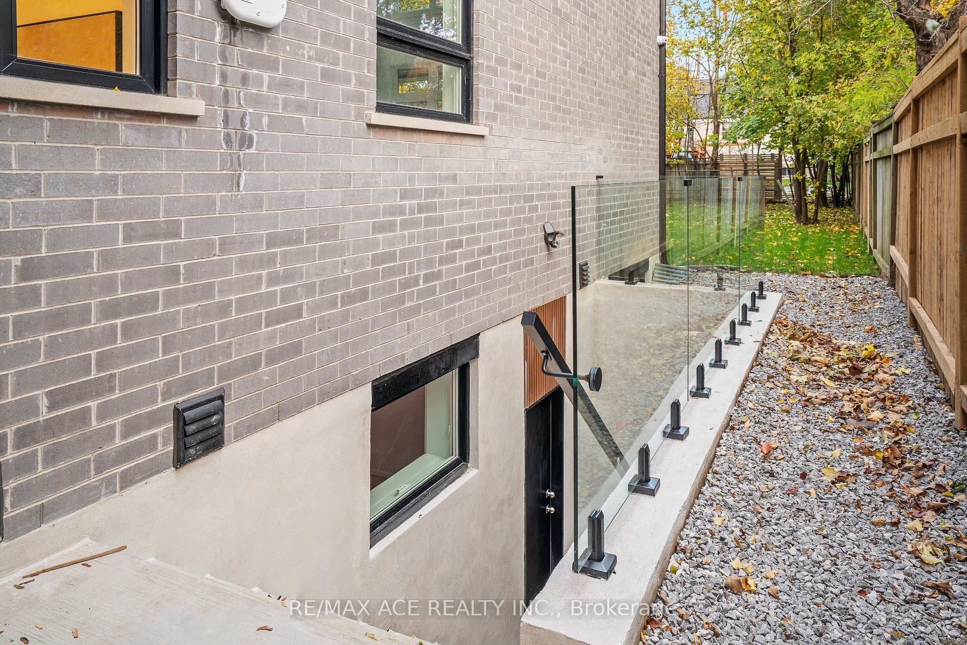 175 Harewood Avenue photo 48