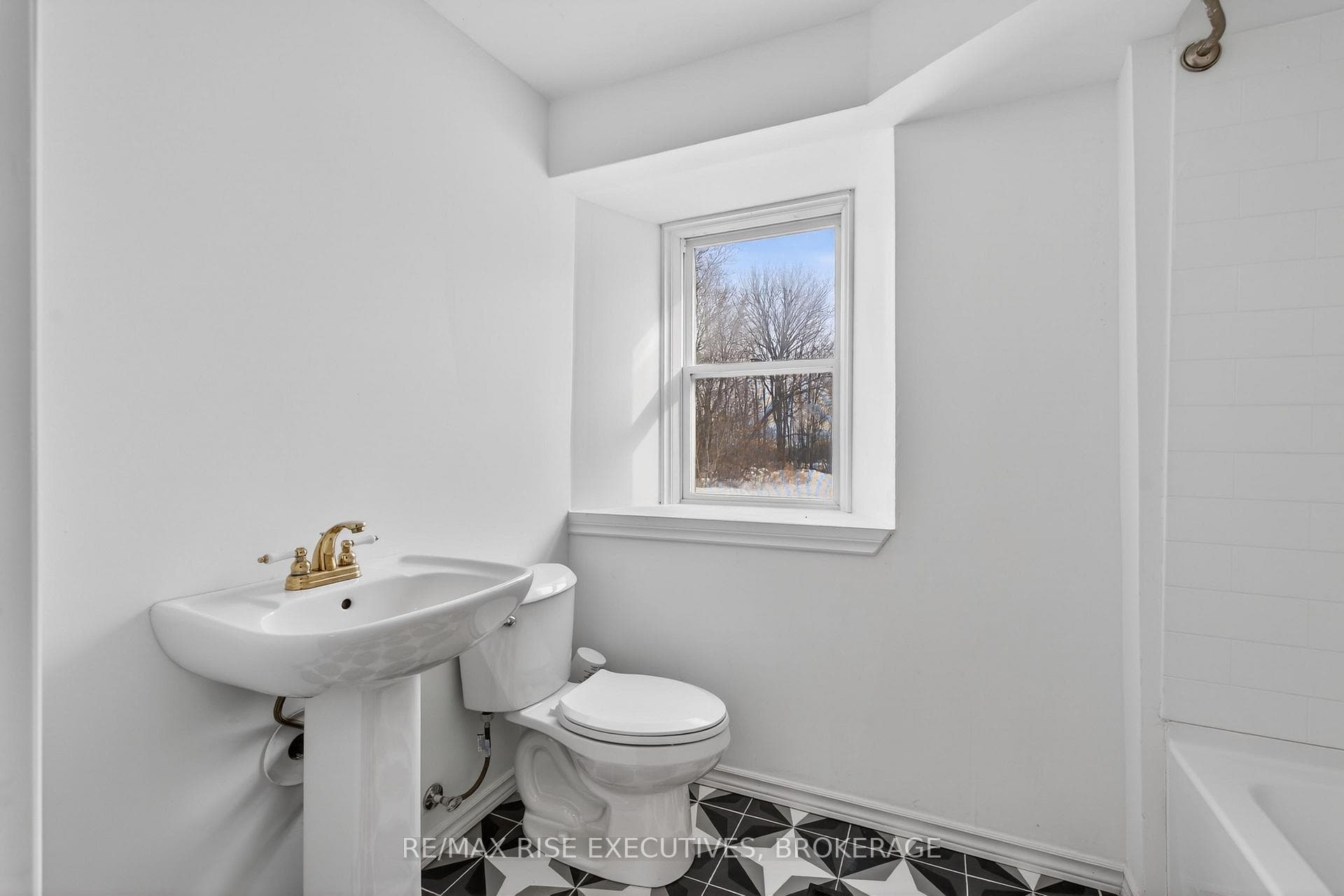 750 Moira Road photo 22