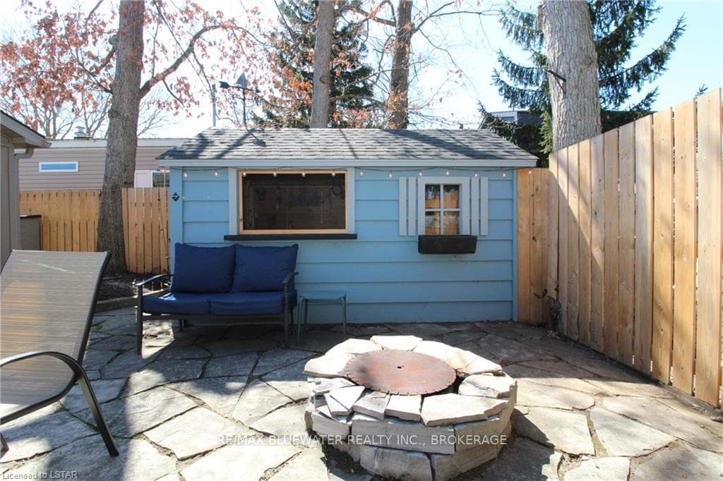 13 QUEENS Avenue photo 33