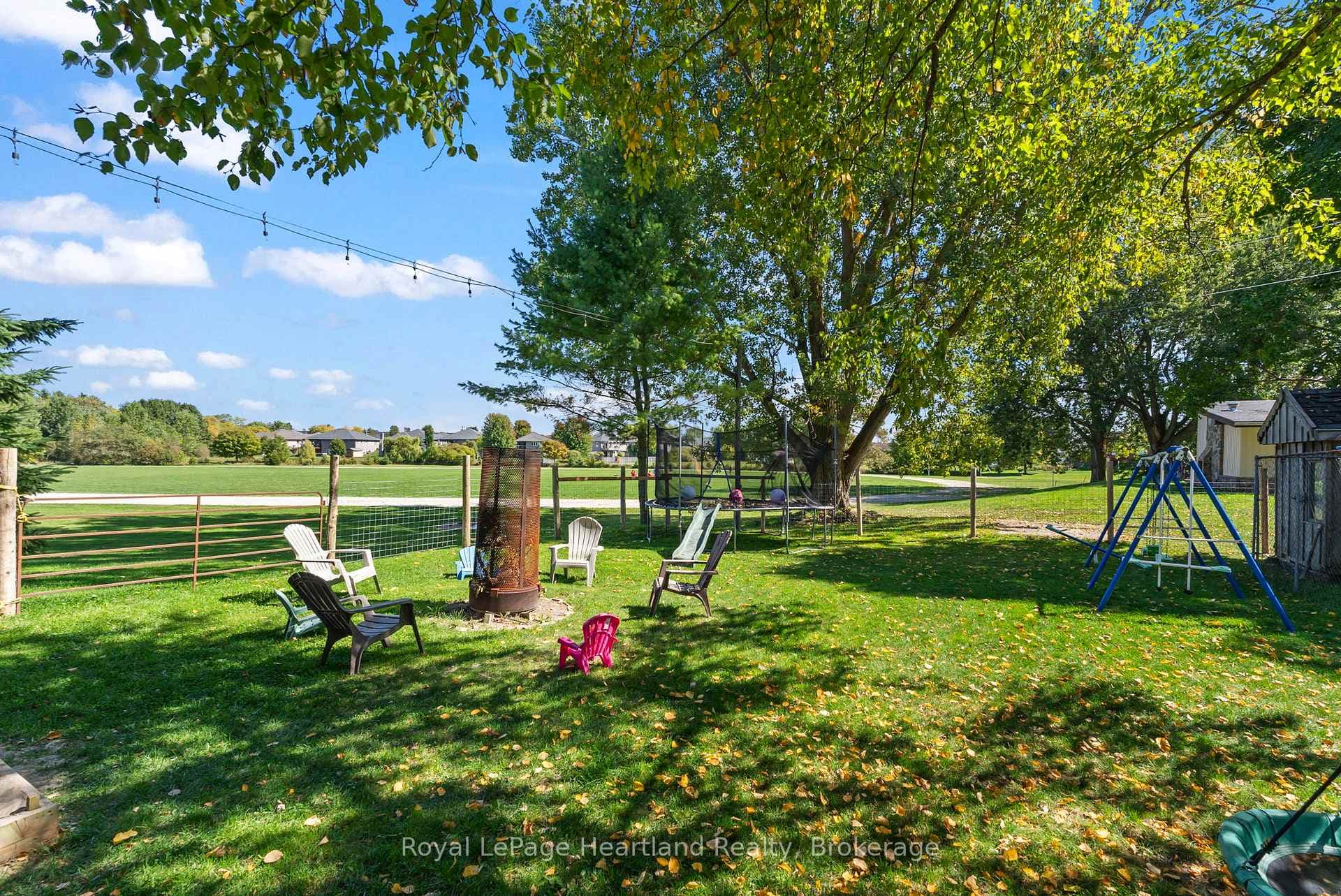 555 RAGLAN Street photo 39