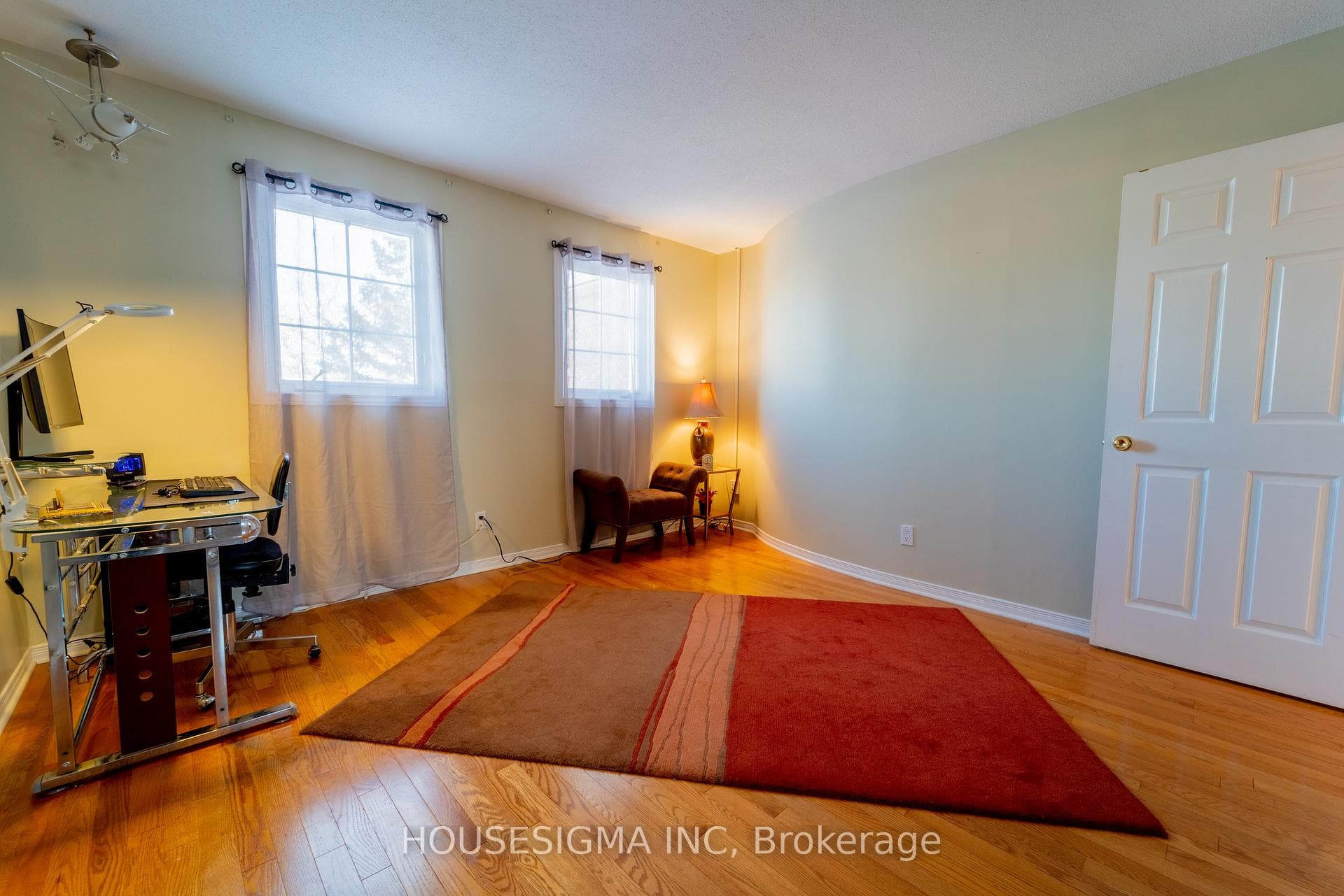 566 Falwyn Crescent photo 32