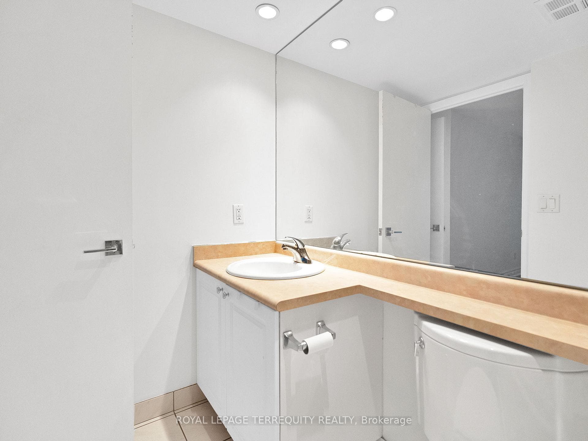 8 Park Road Unit 1601 photo 30
