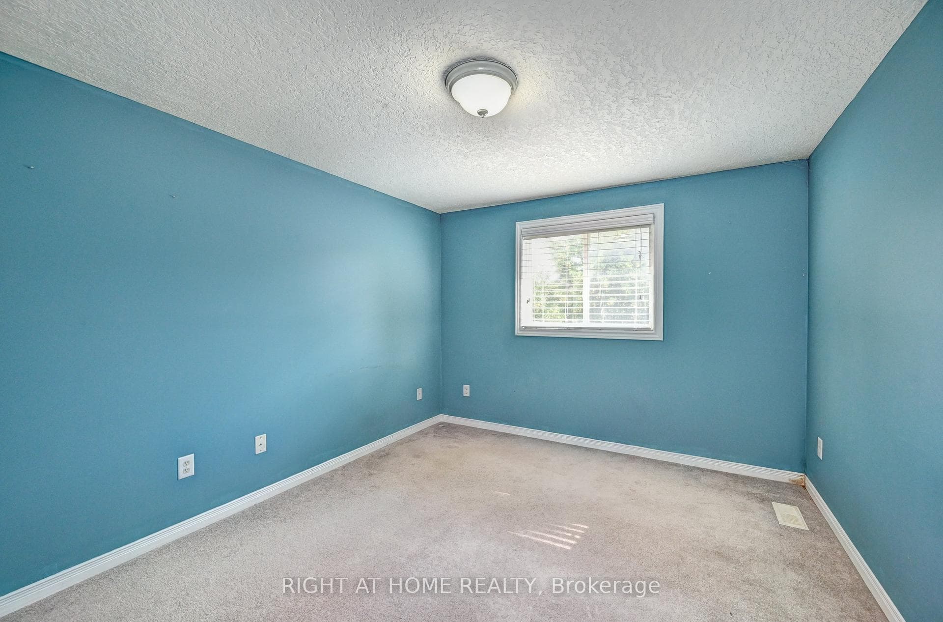 760 Paris Boulevard photo 33