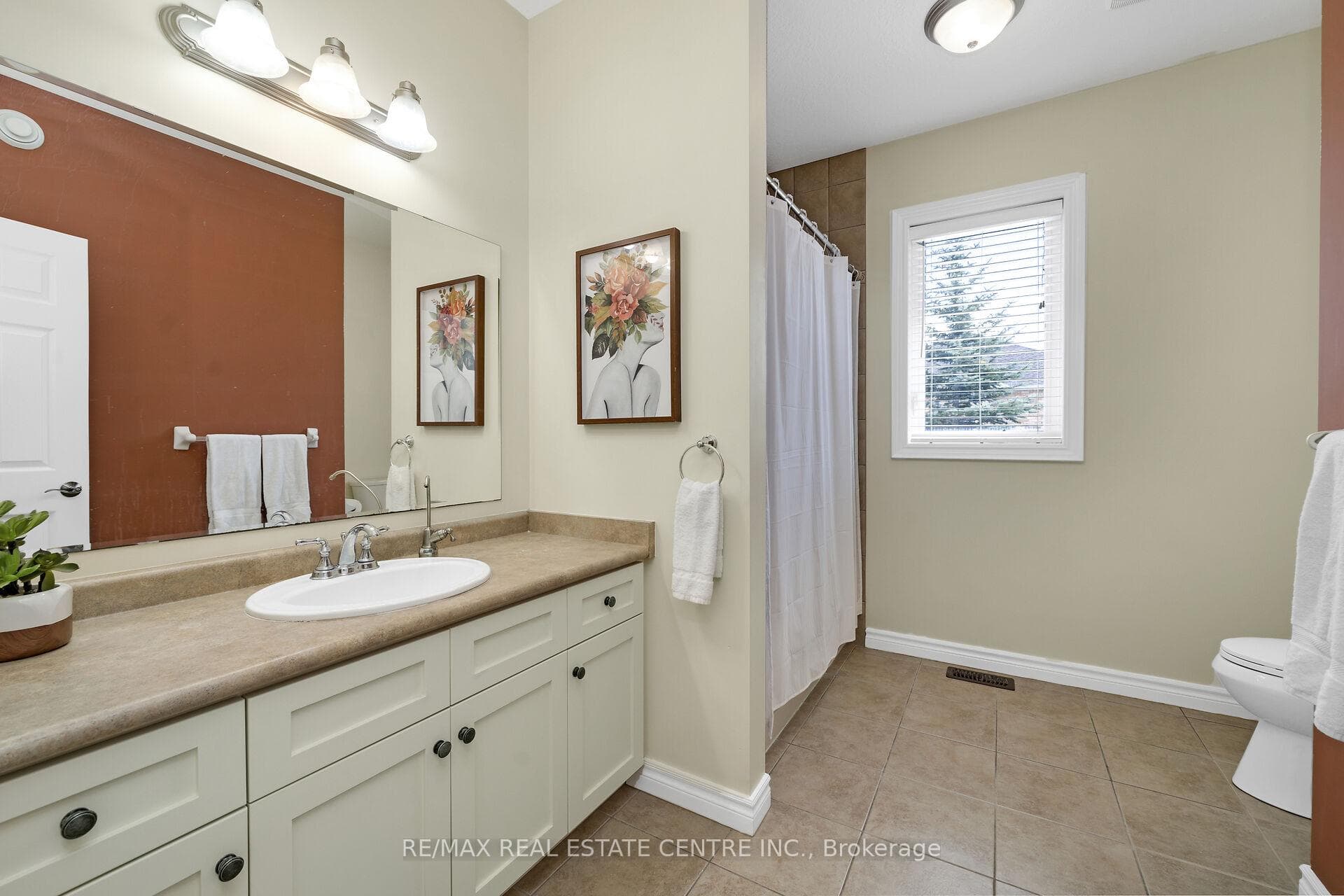 4 Piece Main Bathroom