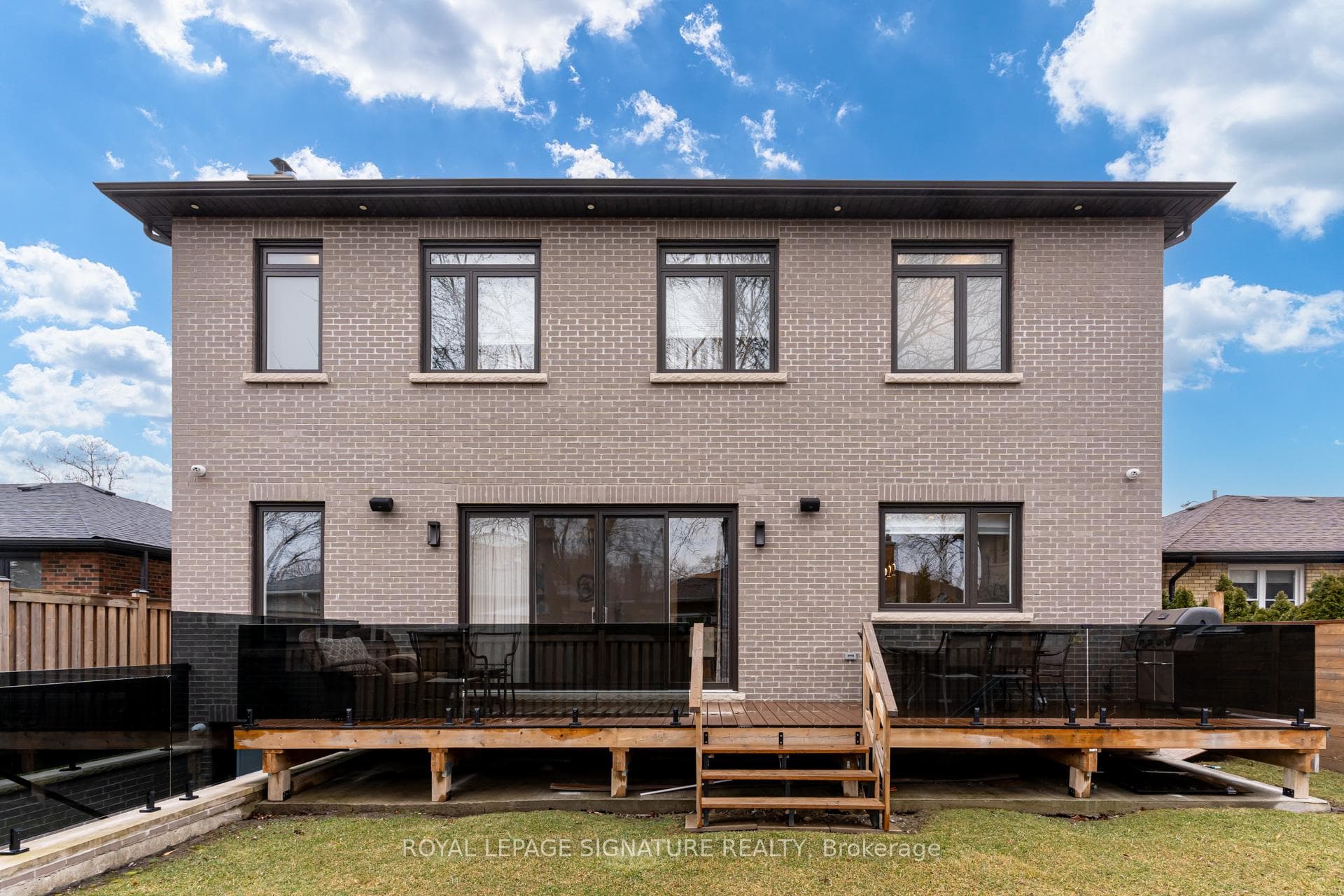 29 Halkin Crescent photo 37