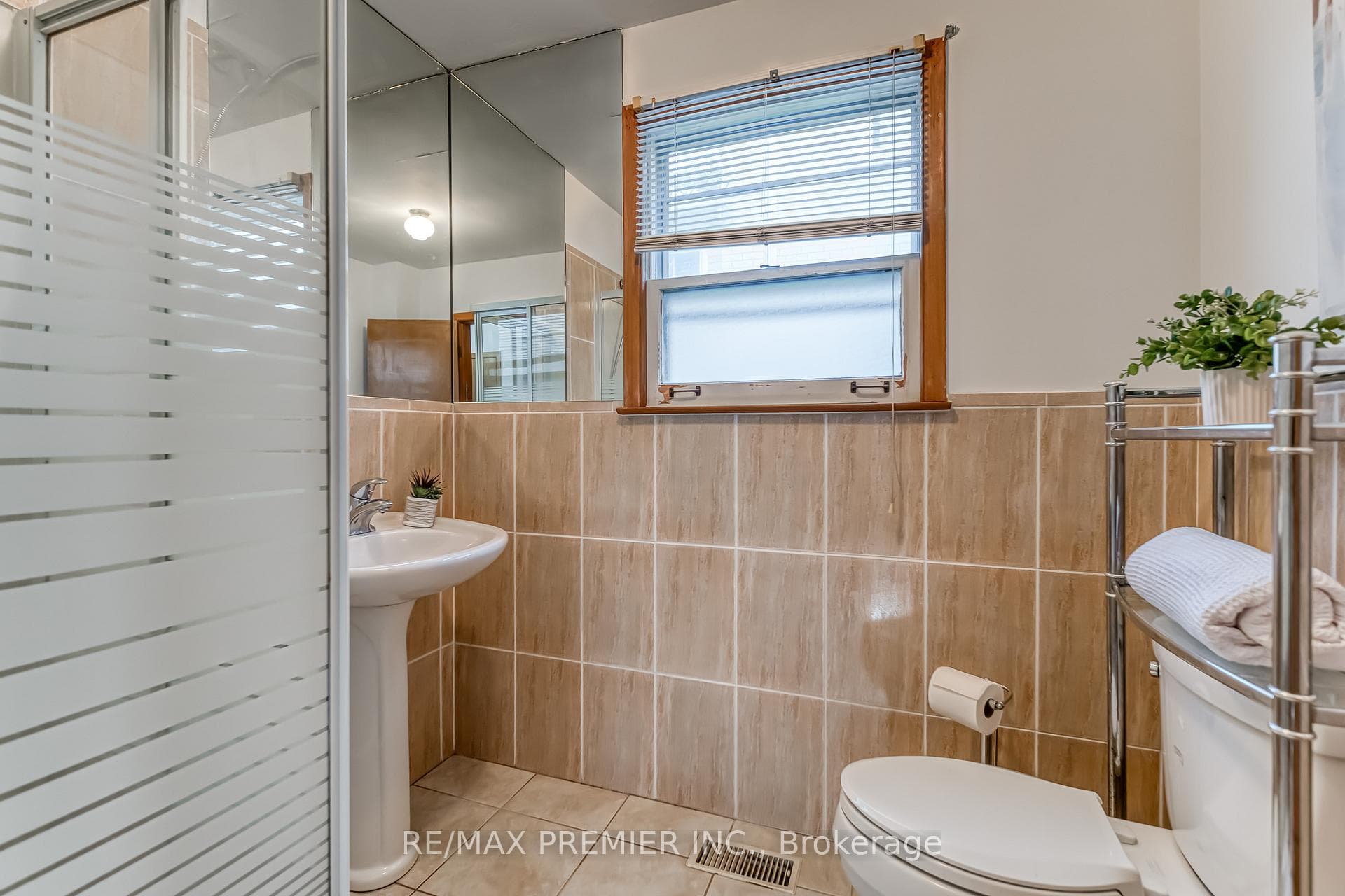 217 La Rose Avenue photo 24