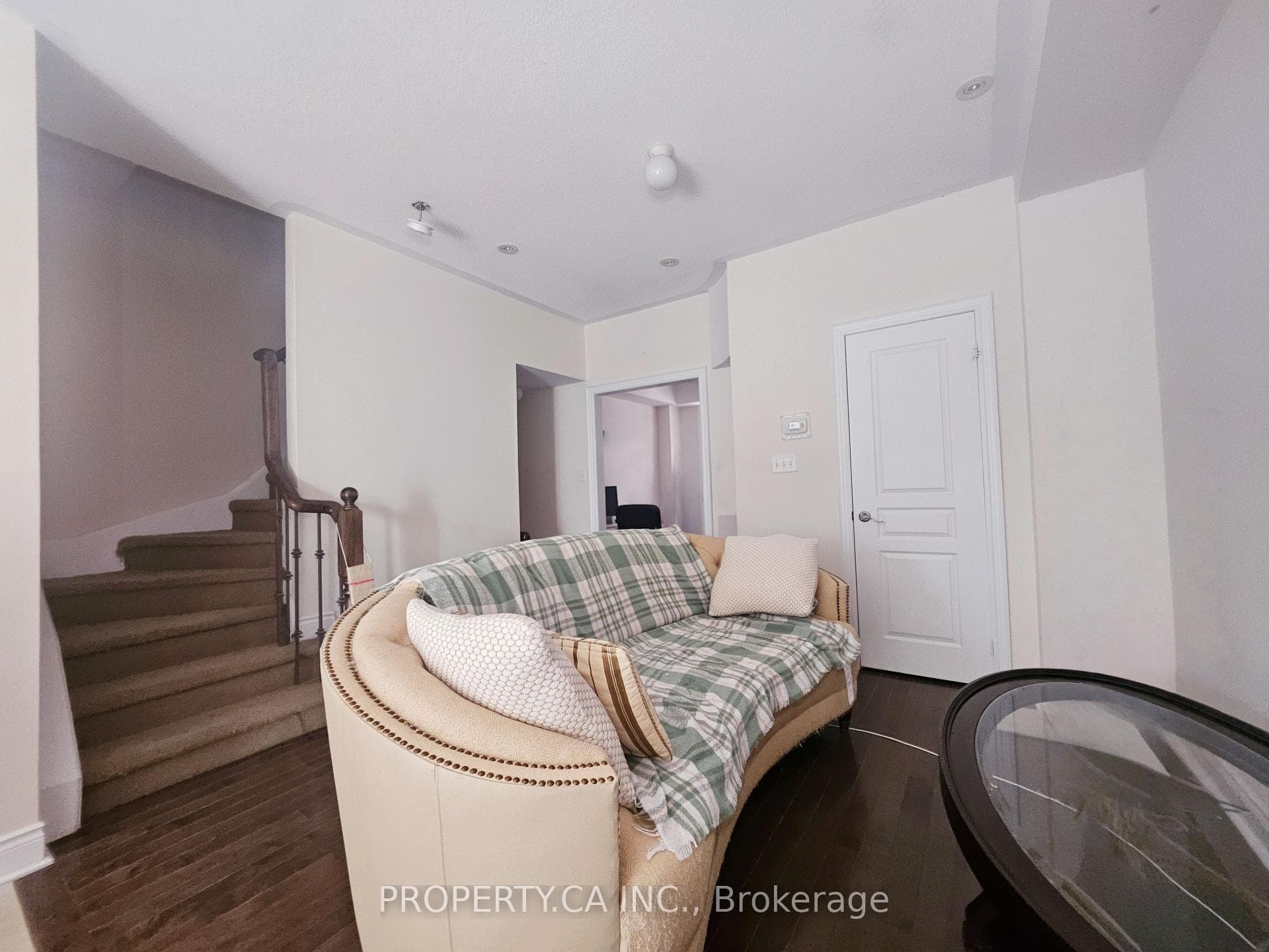 211 Finch Avenue photo 3
