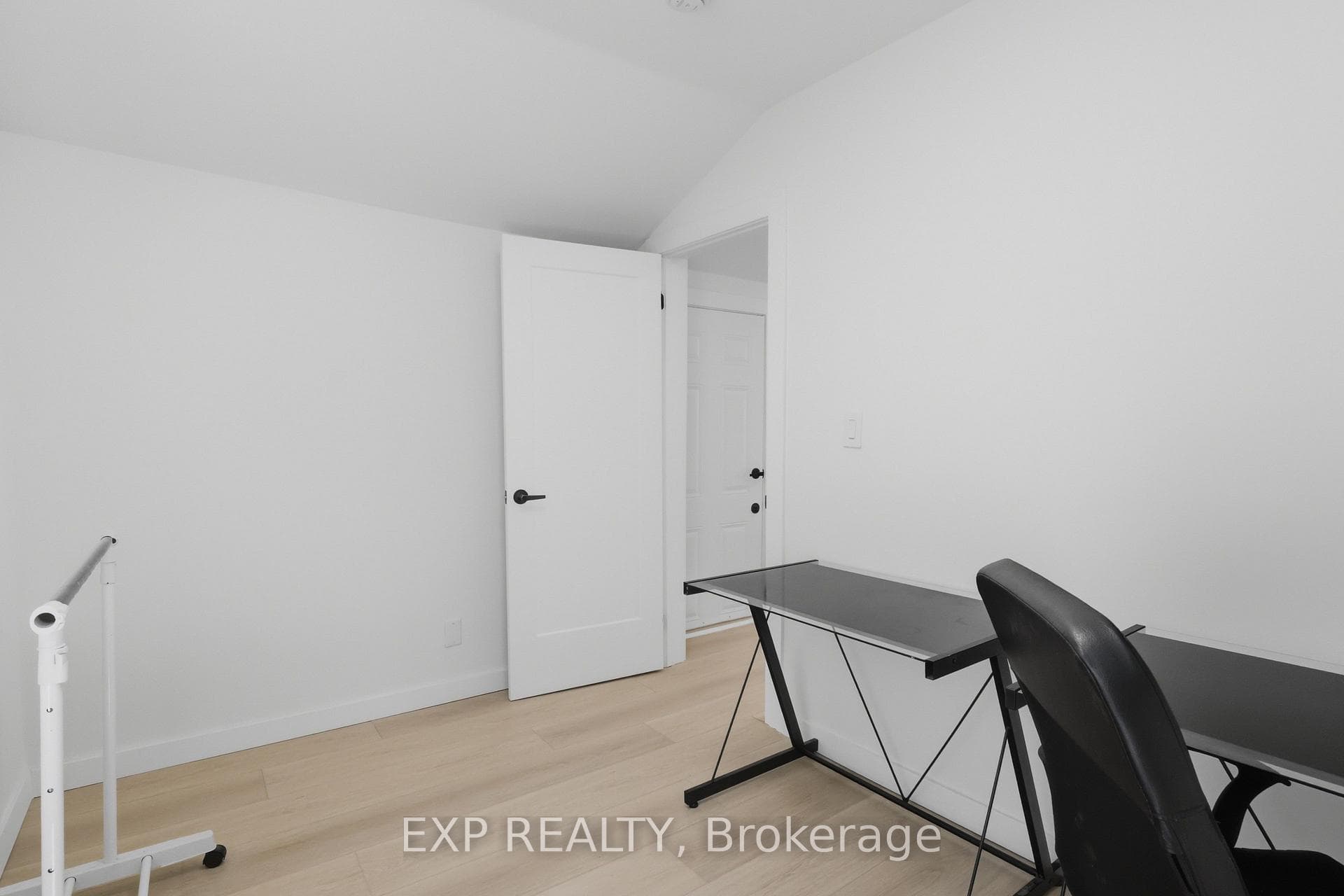 571 Elizabeth Street photo 23