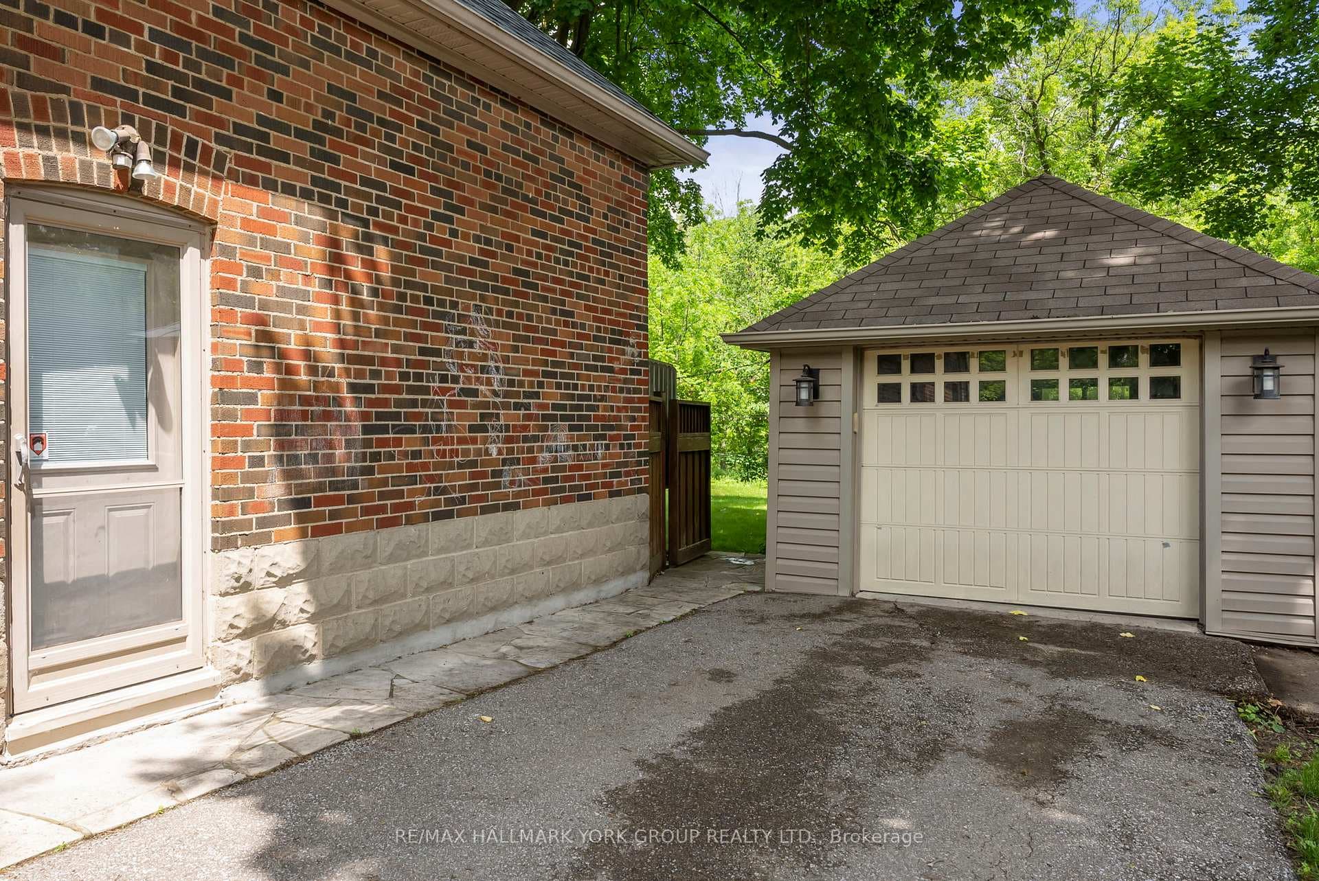 169 Clarence Street photo 21