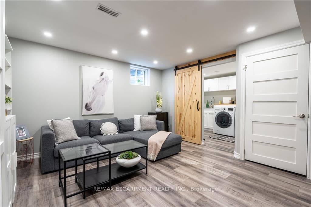304 Fellowes Crescent photo 23