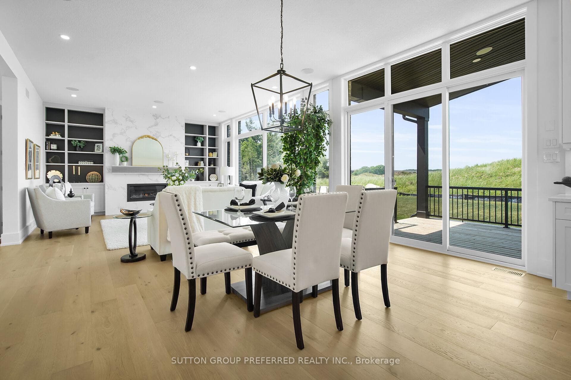 DINETTE WITH DOOR TO COVERED DECK