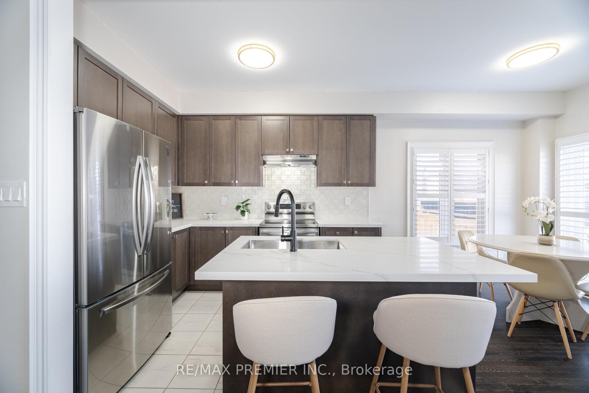 203 Sutherland Avenue photo 9