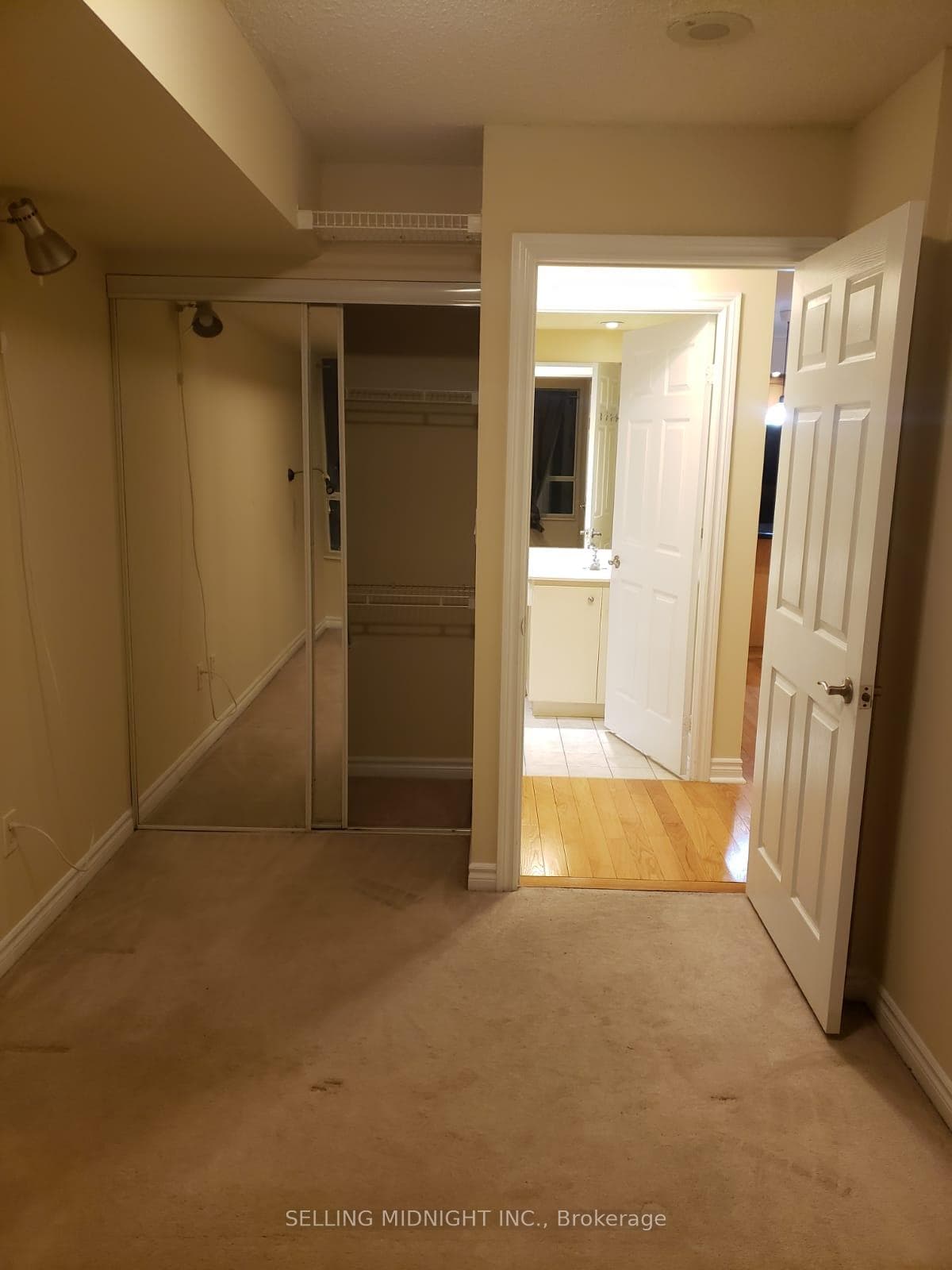 270 Wellington Street Unit 502 photo 17