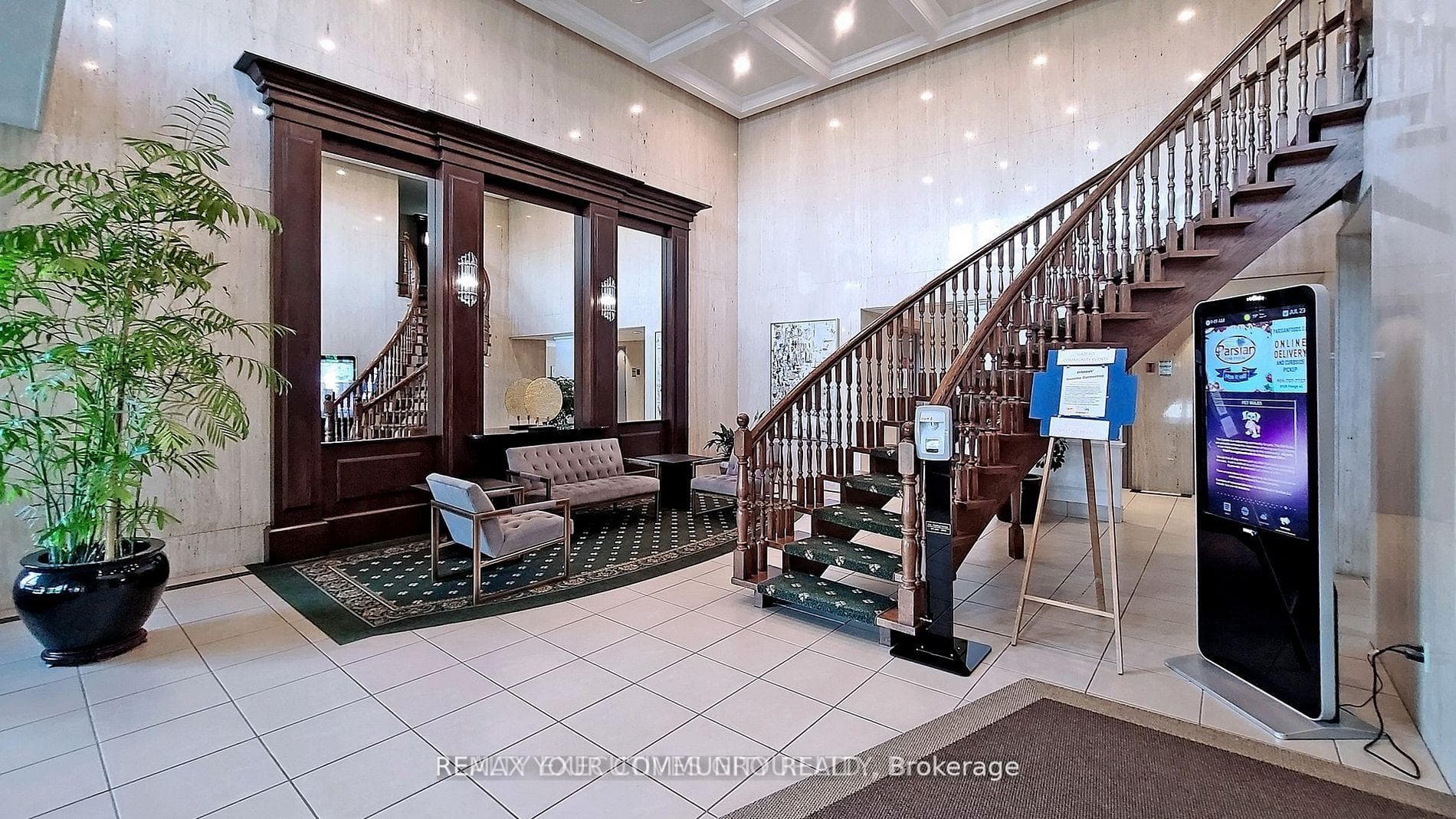 8111 Yonge Street Unit 901 photo 5
