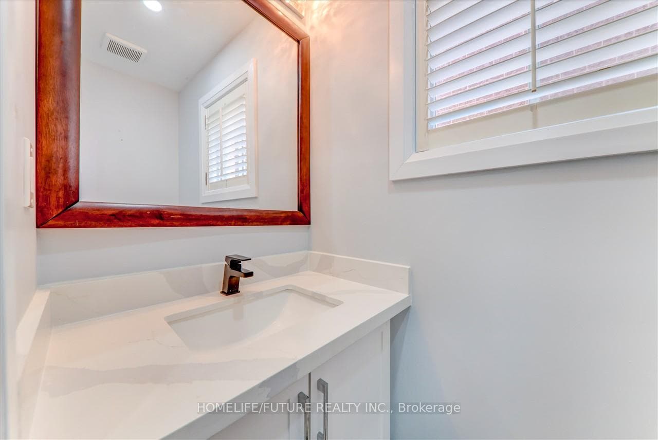 96 Booth Crescent photo 18