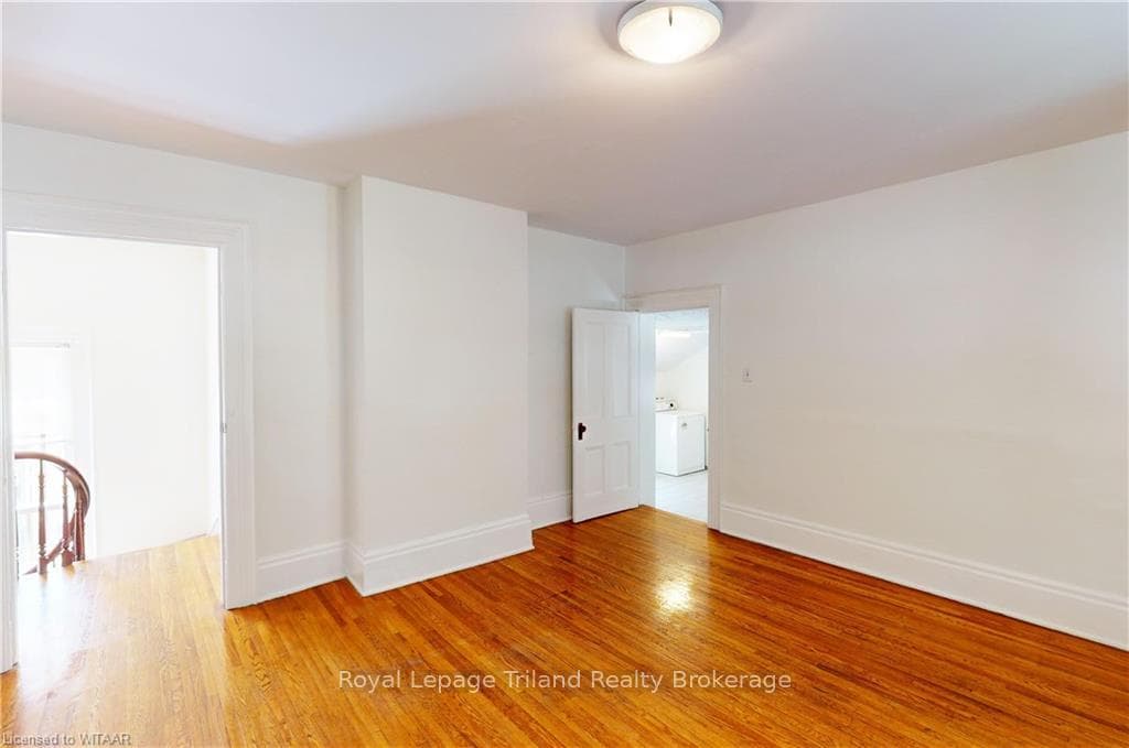 52 WELLINGTON Street Unit Upper photo 2